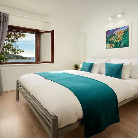 Charming Beachfront On The Island Solta Vila *