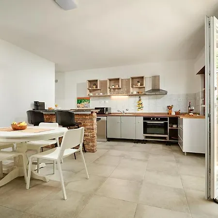 Charming Beachfront On The Island Solta Villa Rogač