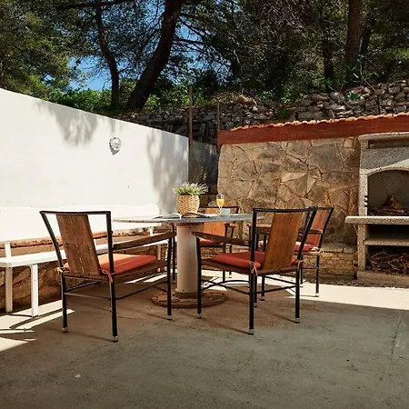Charming Beachfront On The Island Solta Villa Rogač
